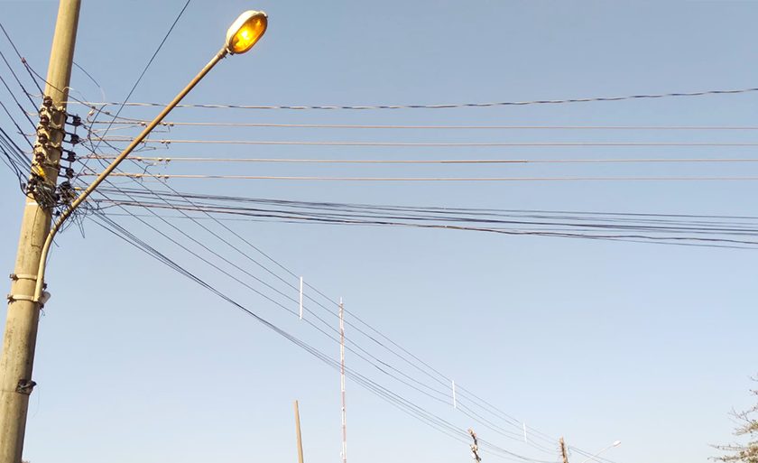 Na rua Walmir Lopes Cançado o poste fica com a luz acesa durante o dia - Arquivo/JPNews