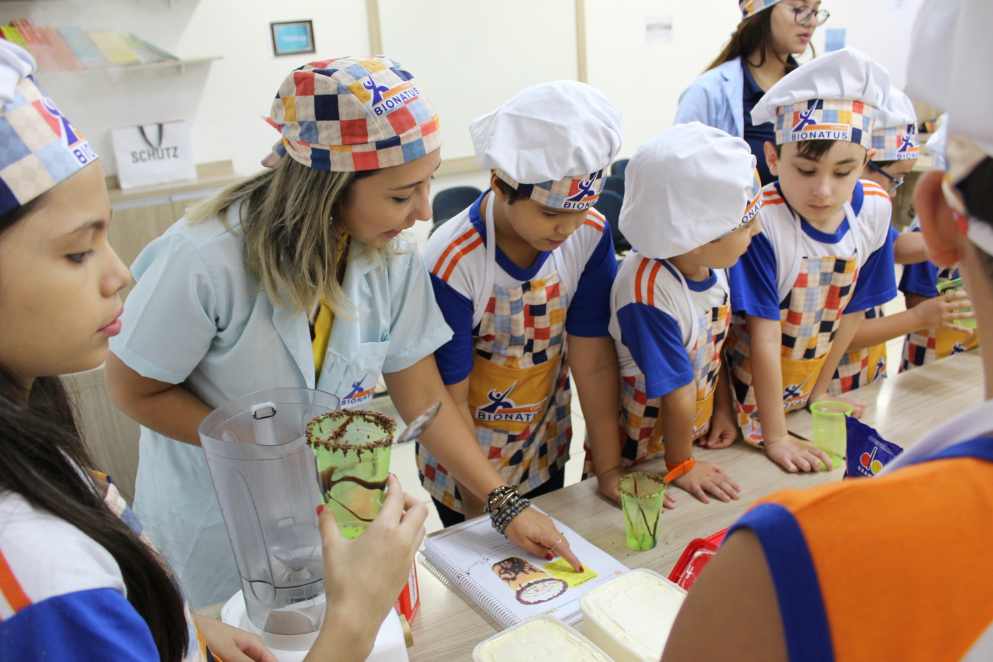 Alunos e professores em atividade dinâmica - Foto: Divulgação