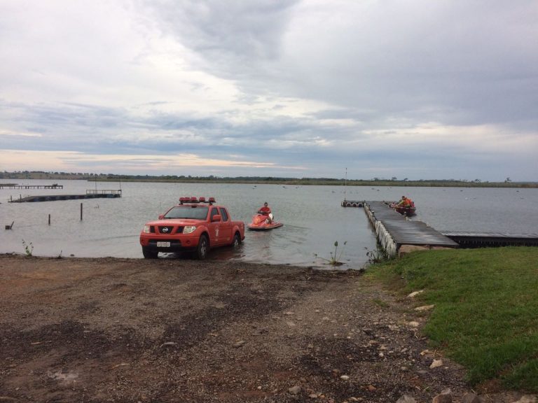 Bombeiros estão com equipes em dois rios em Três Lagoas. - Divulgação