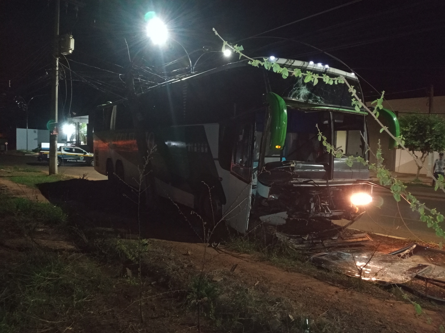 Motorista bate em poste após perder controle do veículo - Alfredo Neto