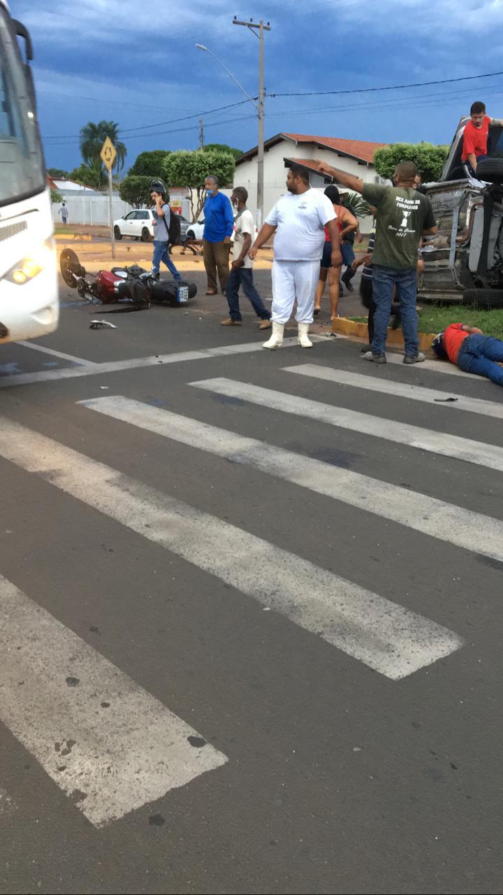 Homem fica gravemente ferido após colidir em carro que atravessou avenida - Divulgação