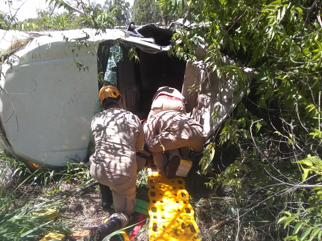 Dois homens ficaram levemente feridos após capotamento na BR 262 - Divulgação/Corpo de Bombeiros