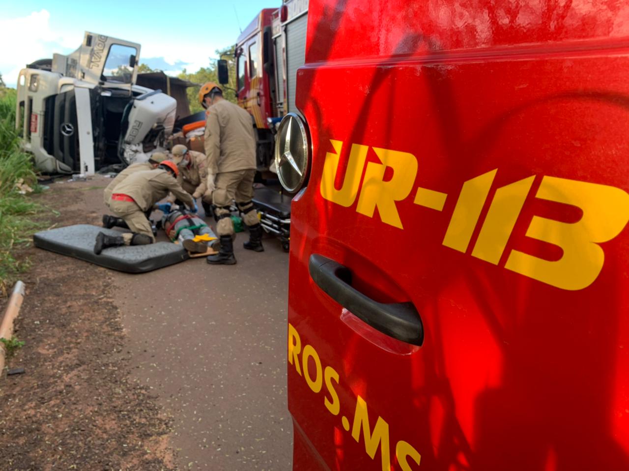 Homem fica ferido após capotamento de carreta na BR262 - Divulgação/Corpo de Bombeiros