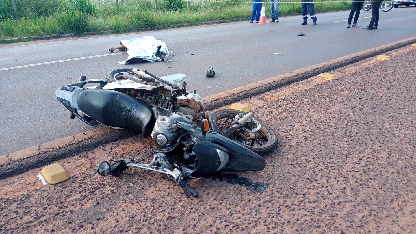 Motociclista morre após colidir na traseira de uma carreta na avenida Ranulpho Marques Leal - Alfredo Neto/JPNews