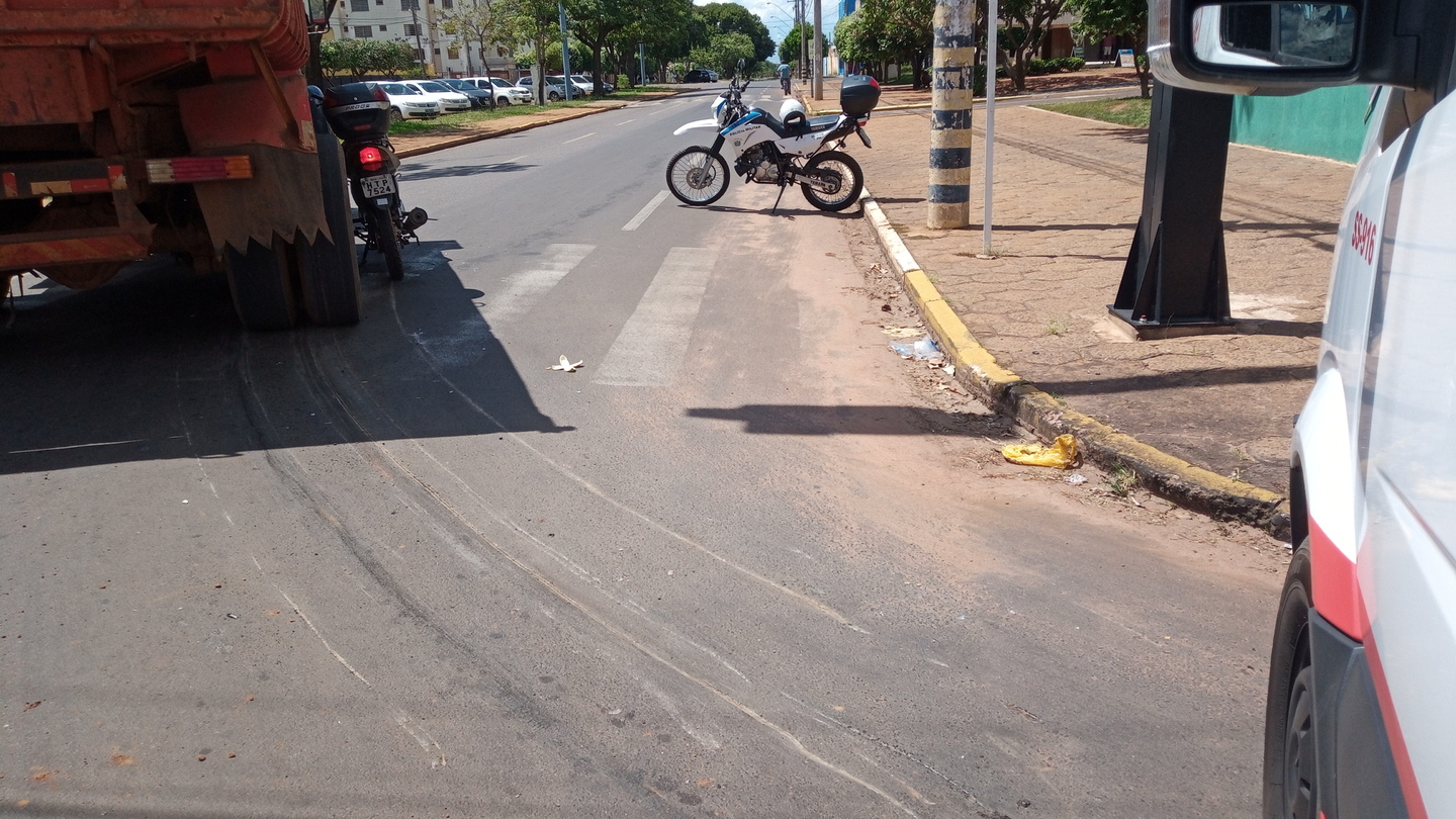 Moto com mulher e criança parou entre rodas de caminhão - Alfredo Neto/JPNews