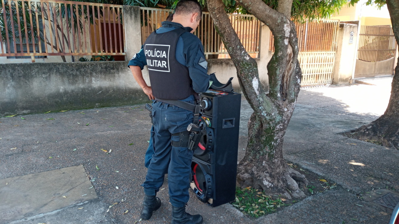 Aparelho de som com tarjeta da prefeitura é largado em calçada após furto - Alfredo Neto/JPNews