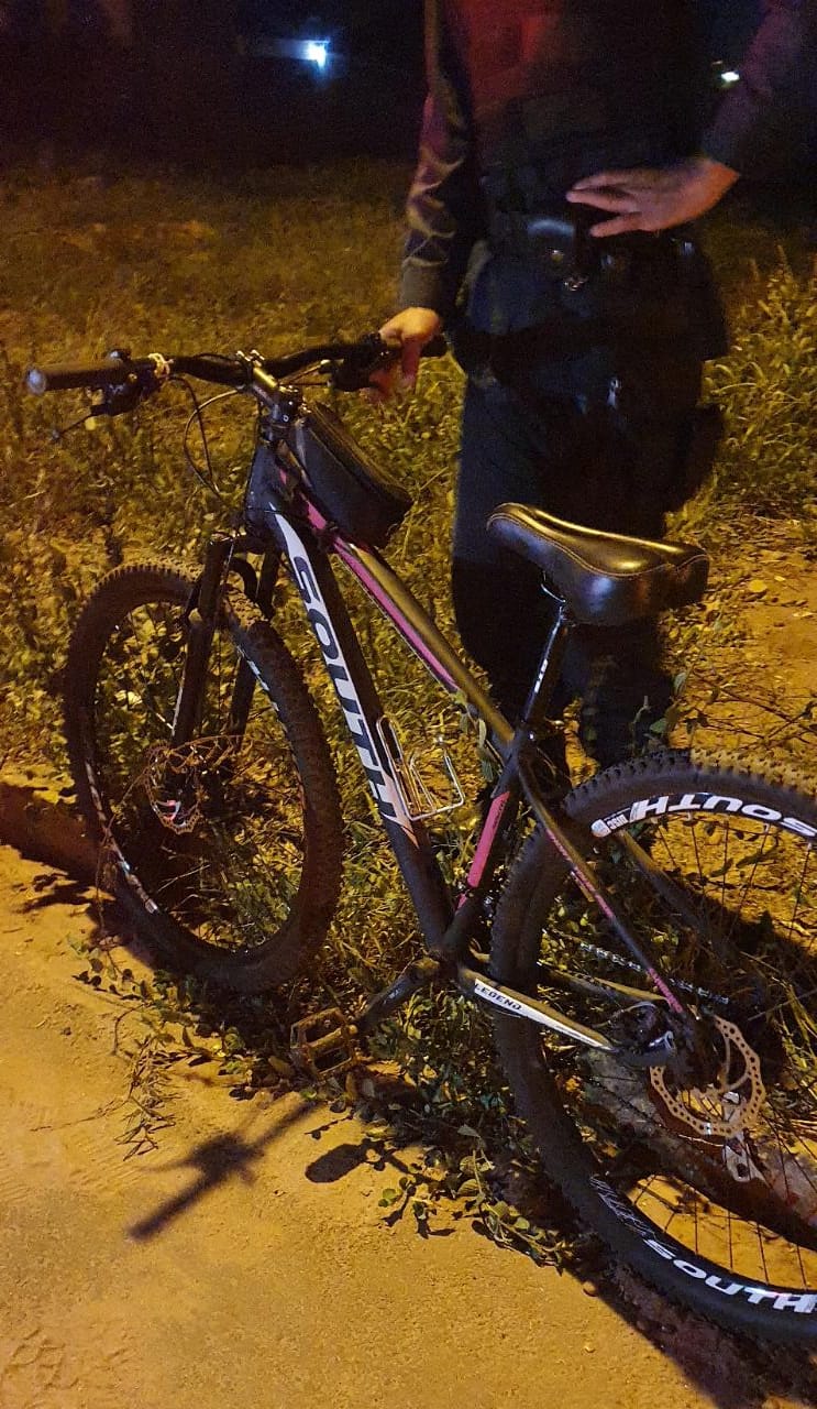 Policiais militares encontraram duas bicicletas de alto valor jogas em matagal e veículos foram levados para a Depac - Alfredo Neto/JPNews