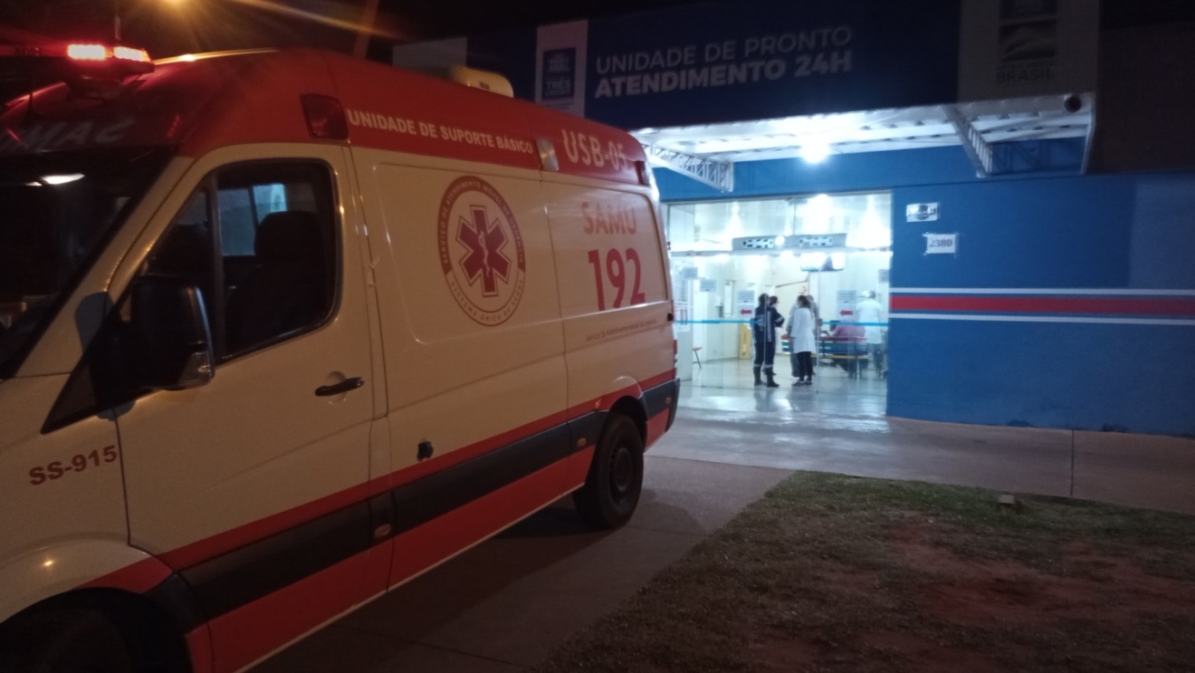 Homem fica uma hora dentro de ambulância esperando por vaga em hospital - Alfredo Neto/JPNews