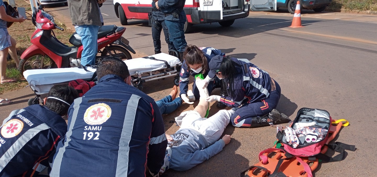 Acidente grave entre carro e moto deixou uma jovem com fratura em perna esquerda - Alfredo Neto/JPNews