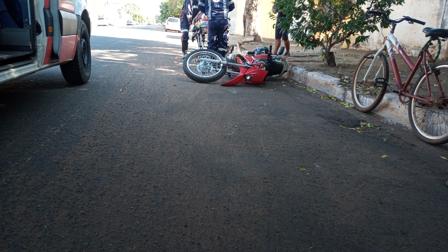 Carro invade preferencial e causa acidente deixando motociclista ferido - Alfredo Neto/JPNews