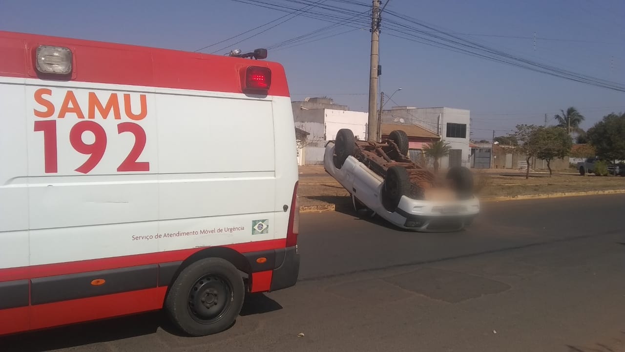 Mulher fica levemente ferida após capotar picape para não atropelar cão - Alfredo Neto/JPNews