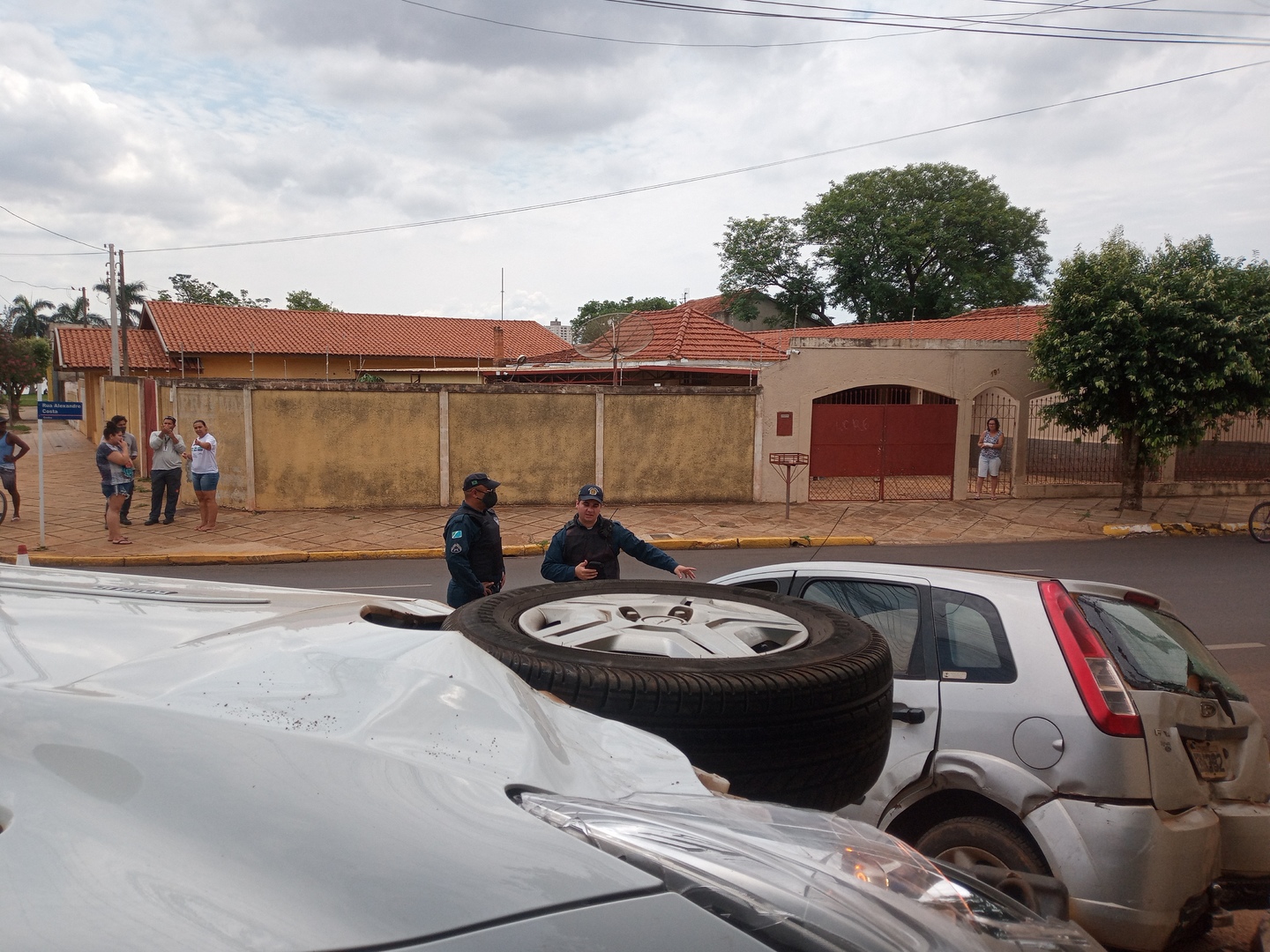 Capotamento no centro chamou a atenção dos transeuntes - Alfredo Neto/JPNews