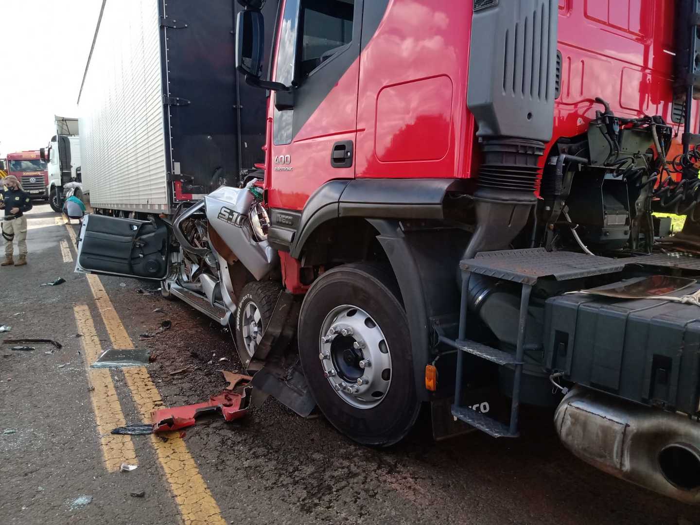 Caminhonete ficou prensada entre dois caminhões - Corpo de Bombeiros