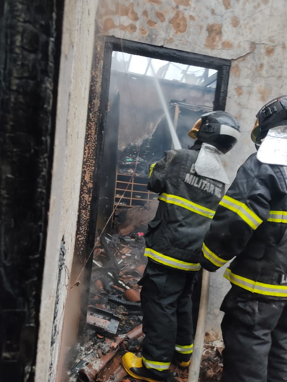 Fogo em sobrado mobiliza Corpo de Bombeiros - Divulgação/Corpo de Bombeiros