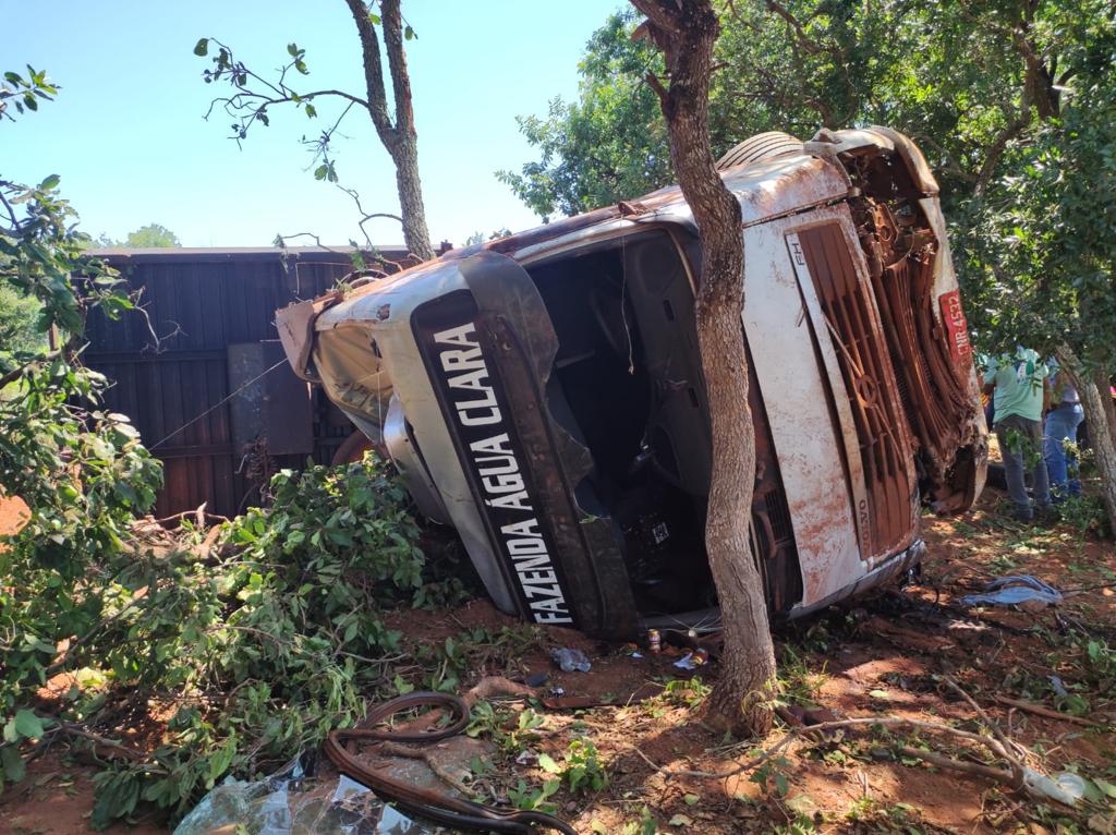 Trabalhador morre após carreta sair da pista e colidir contra árvore - Divulgação/Corpo de Bombeiros