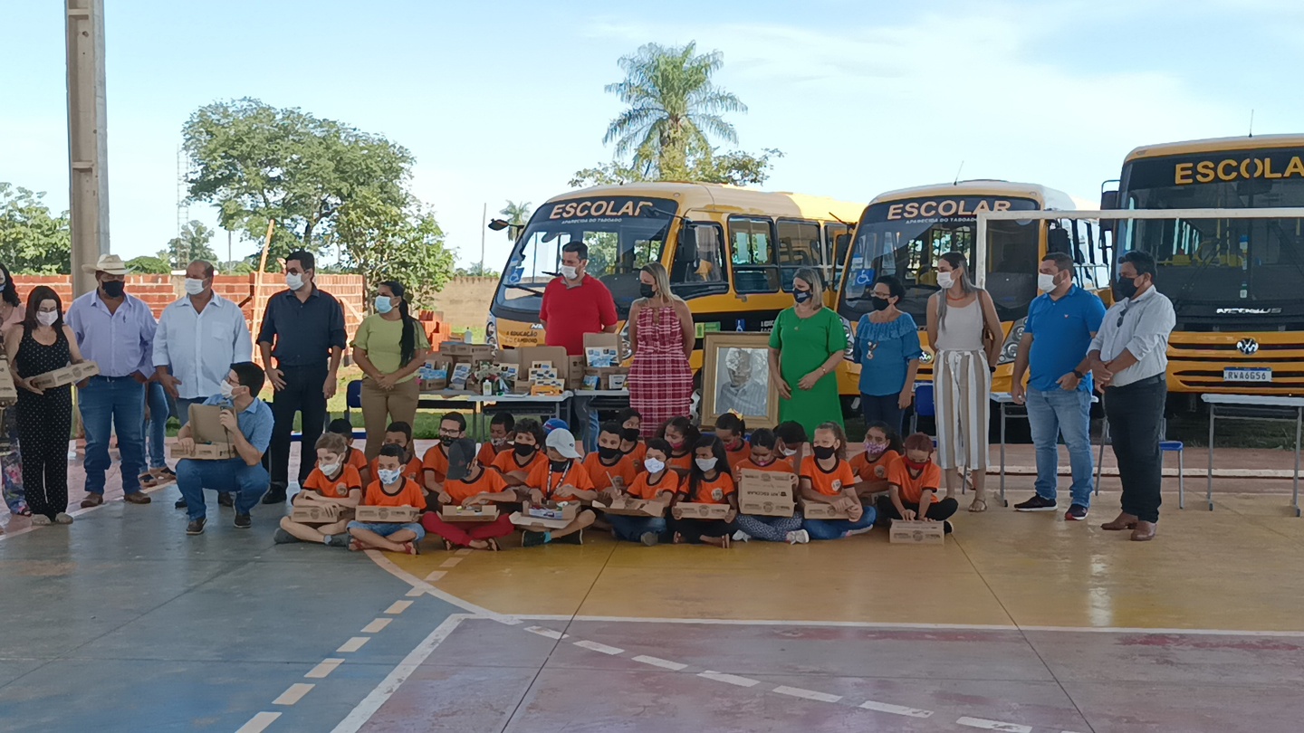 Município entrega quase 3000 kits escolares para alunos da rede municipal - Cultura FM