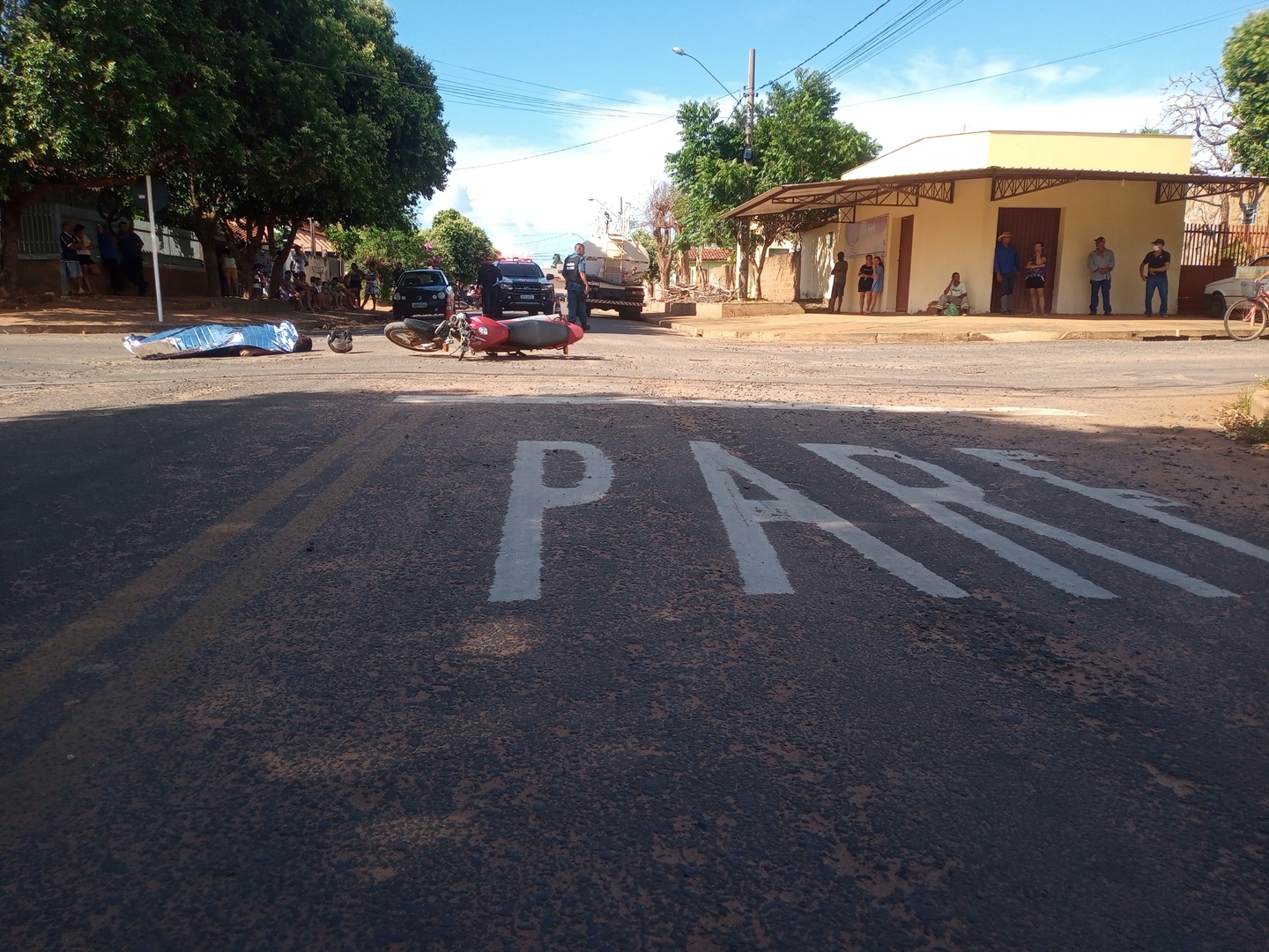 Homem morre ao colidir moto em lateral de caminhão - Alfredo Neto/JPNews