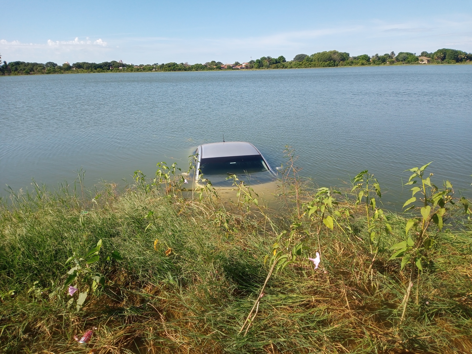 Carro dentro de lagoa chama atenção de populares - Alfredo Neto/JPNews