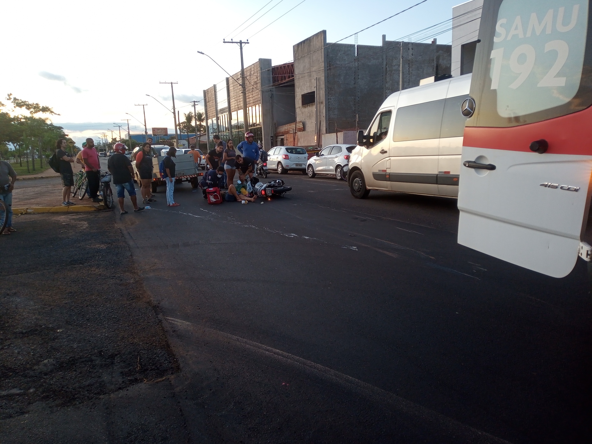 Mulher fica ferida após colisão entre moto e carro na avenida Rosário Congro - Alfredo Neto/JPNews