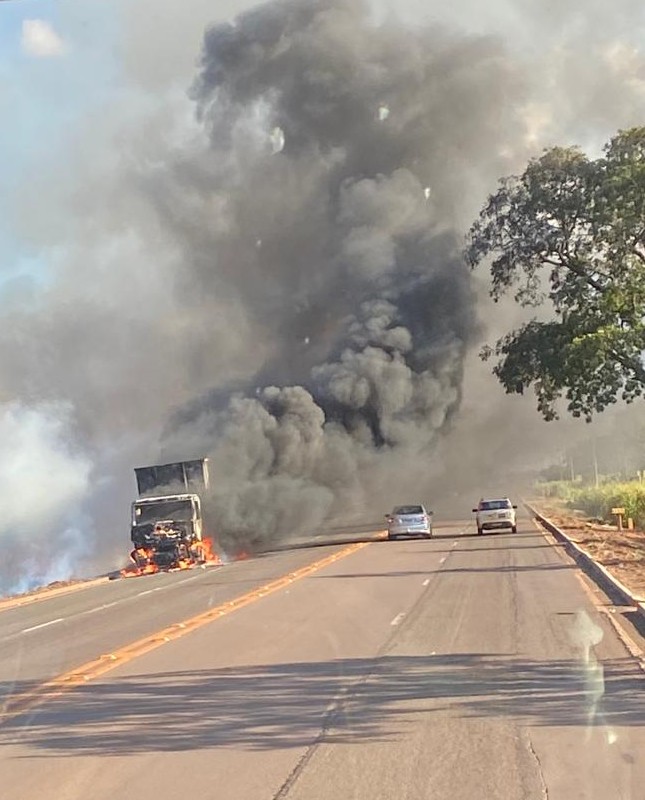 Caminhão é destruído por fogo na BR 158 - Alfredo Neto/JPNews