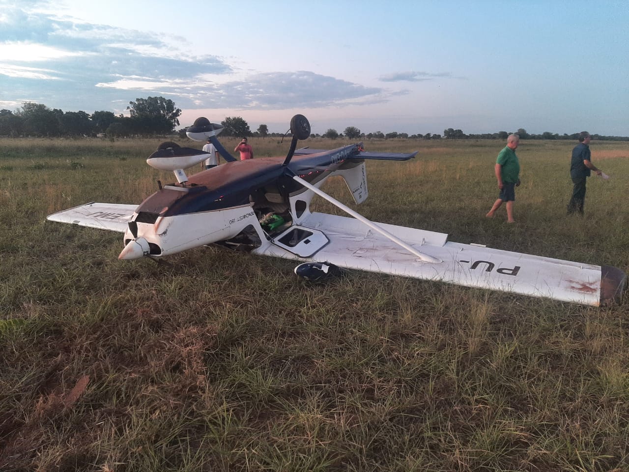 Avião fica com as rodas pra cima após tombar durante taxiamento - Divulgação/Corpo de Bombeiros