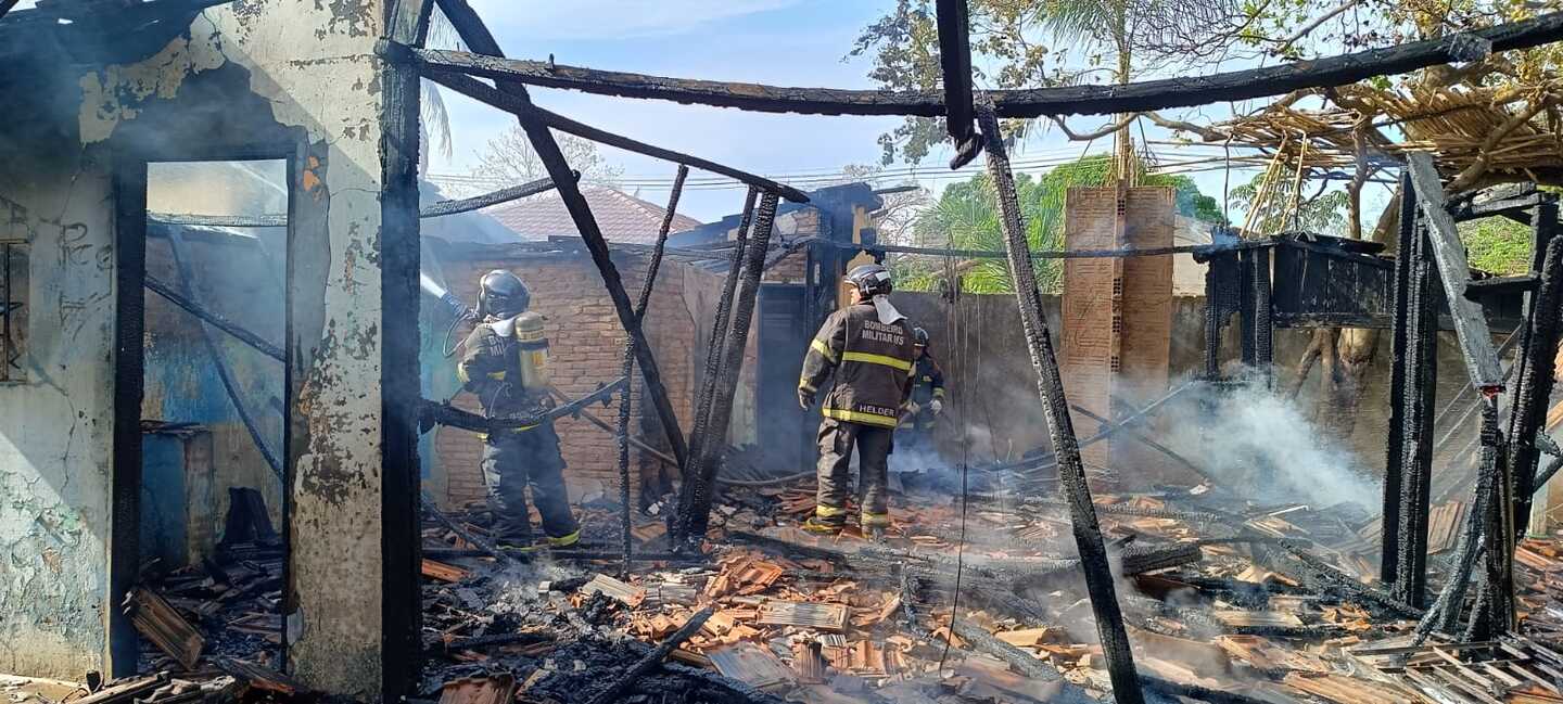 Nada sobrou da casa que tinha paredes em madeira. - Divulgação/Corpo de Bombeiros