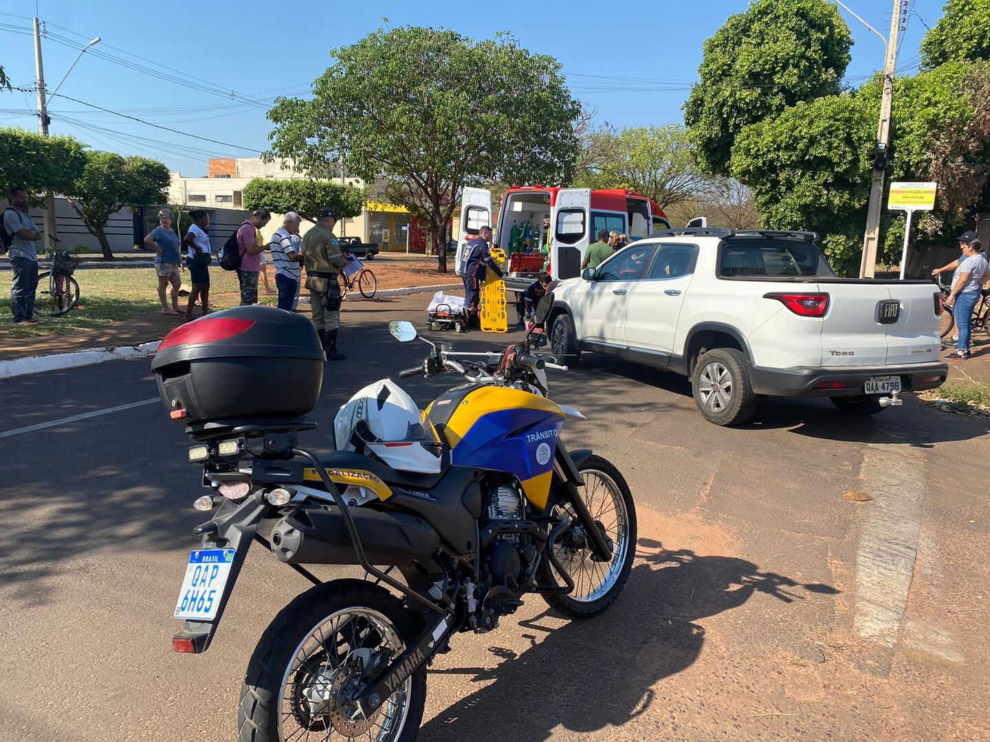 Acidente entre bicicleta elétrica e caminhonete deixa mulher ferida. - Alfredo Neto/JPNews