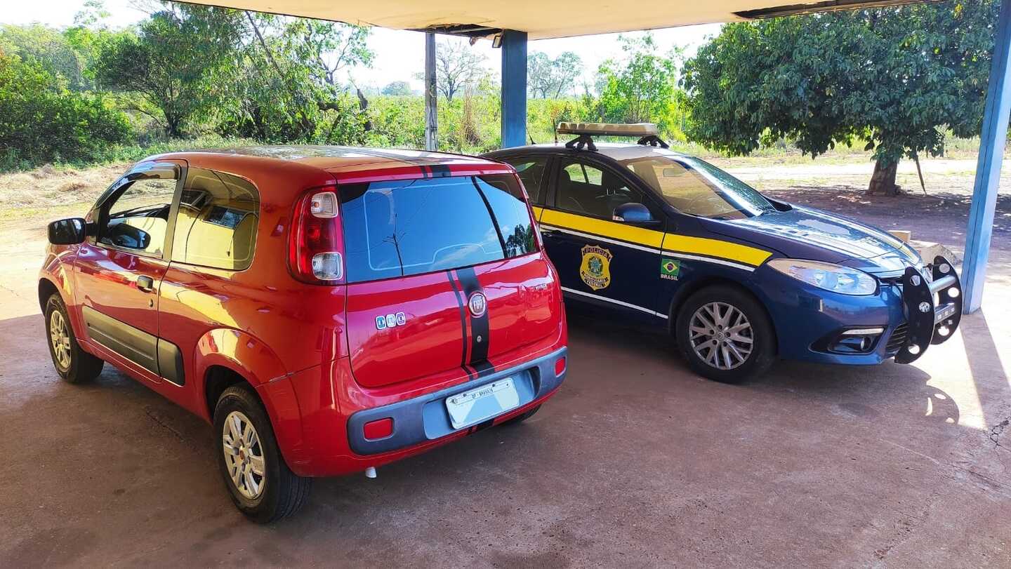 Carro foi parado para averiguação e constou queixa de roubo - Divulgação/PRF