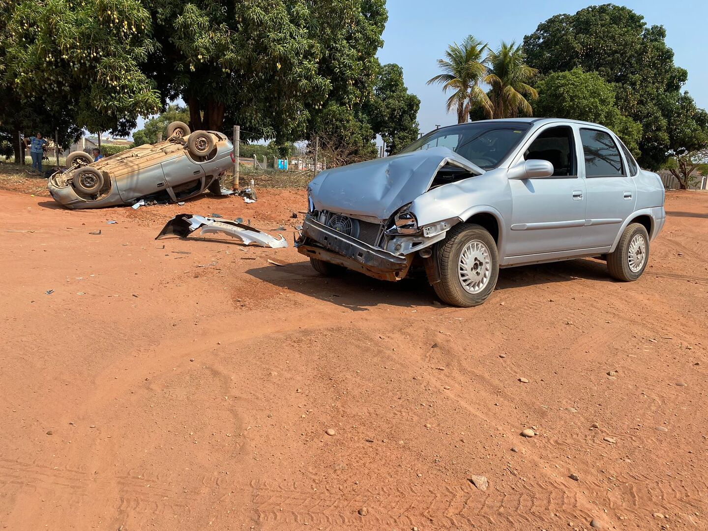 Dois ocupantes do carro tombado foram levado à UPA e o motorista do segundo carro recusou atendimento médico - Divulgação