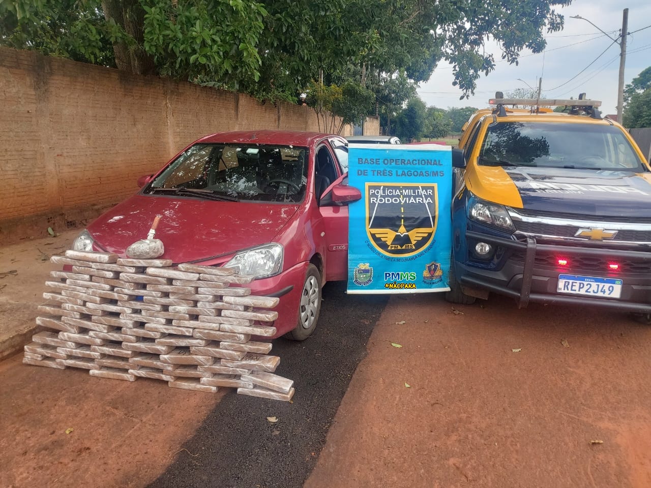 Carro carregado de drogas era roubado e tinha placas clonadas. - Divulgação/Polícia Rodoviária Estadual