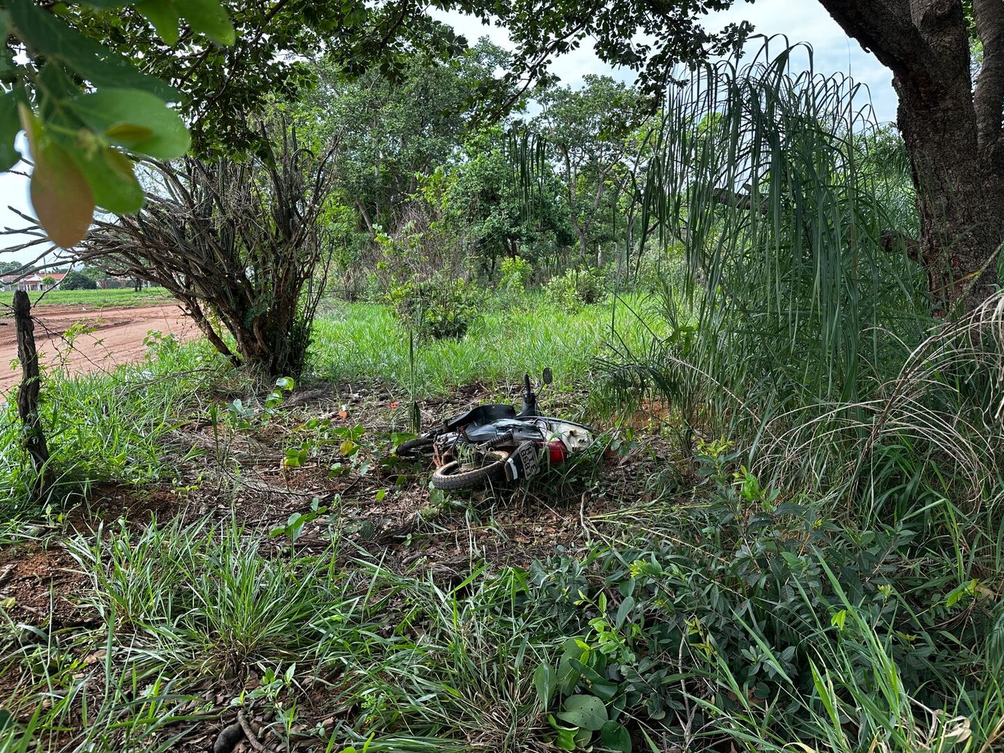 A Polícia Militar foi chamada por populares que acharam a moto. - Divulgação/Polícia Militar