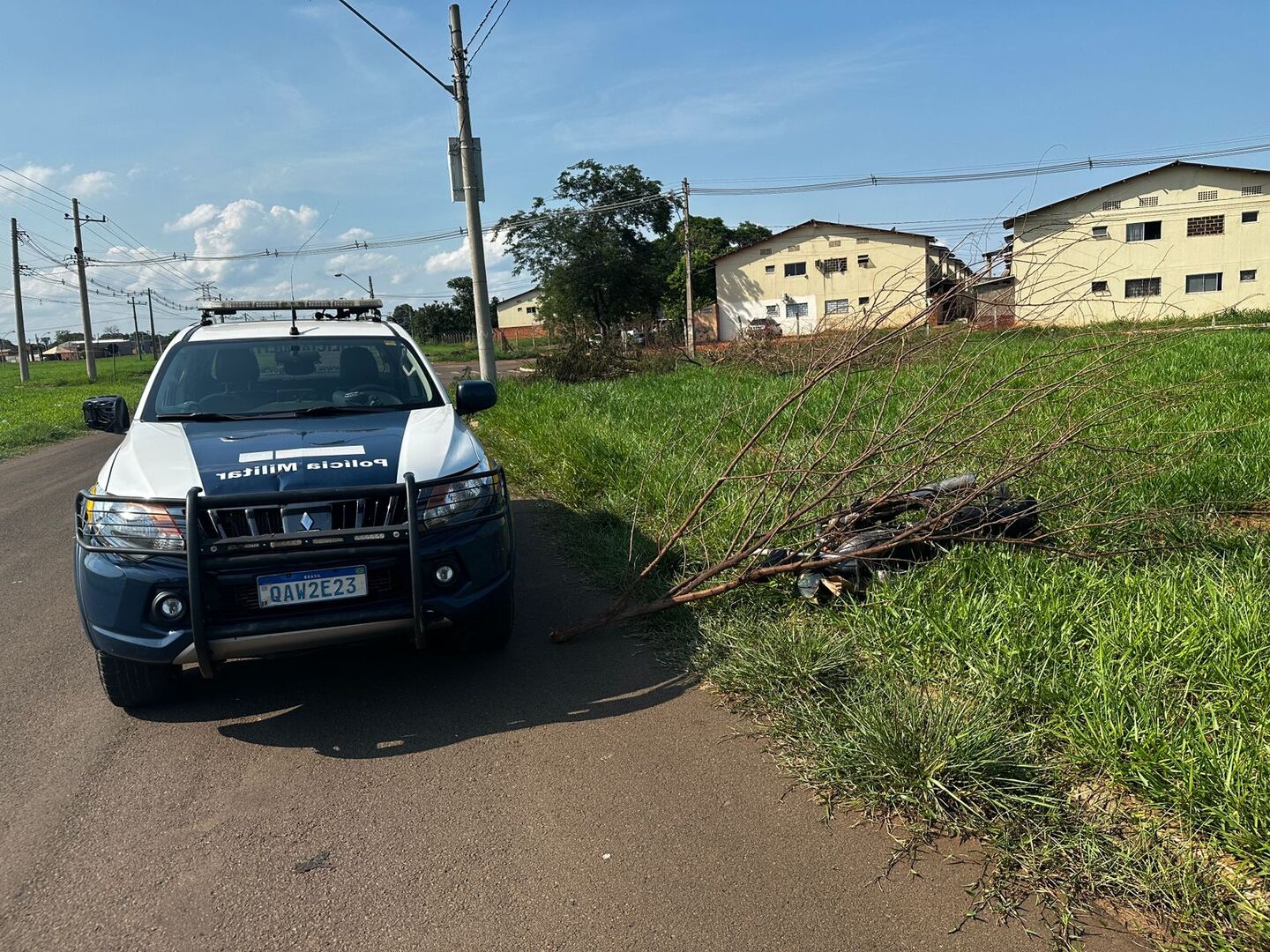 Após três dias do furto, moto é jogada em terreno baldio após ser depenada. - Divulgação/Polícia Militar