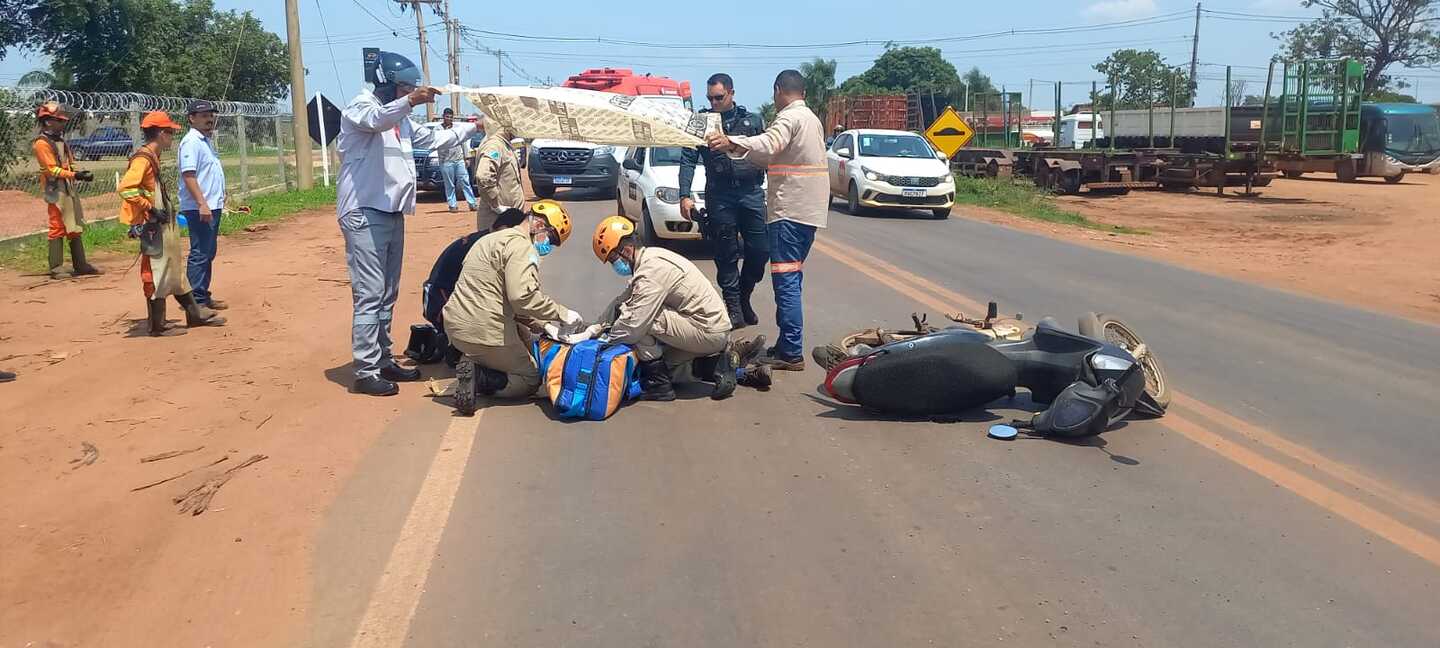 Testemunhas ajudaram a proteger a vítima do sol quente até a chegada do Samu. - Foto: Alfredo Neto/JPNews