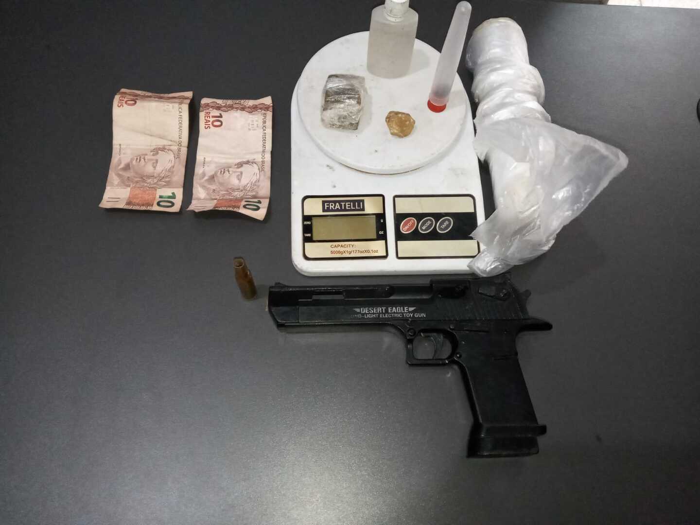 Na bolsa de uma das suspeitas foi localizado drogas, dinheiro e arma de brinquedo. - Fonte: Divulgação/Polícia Militar