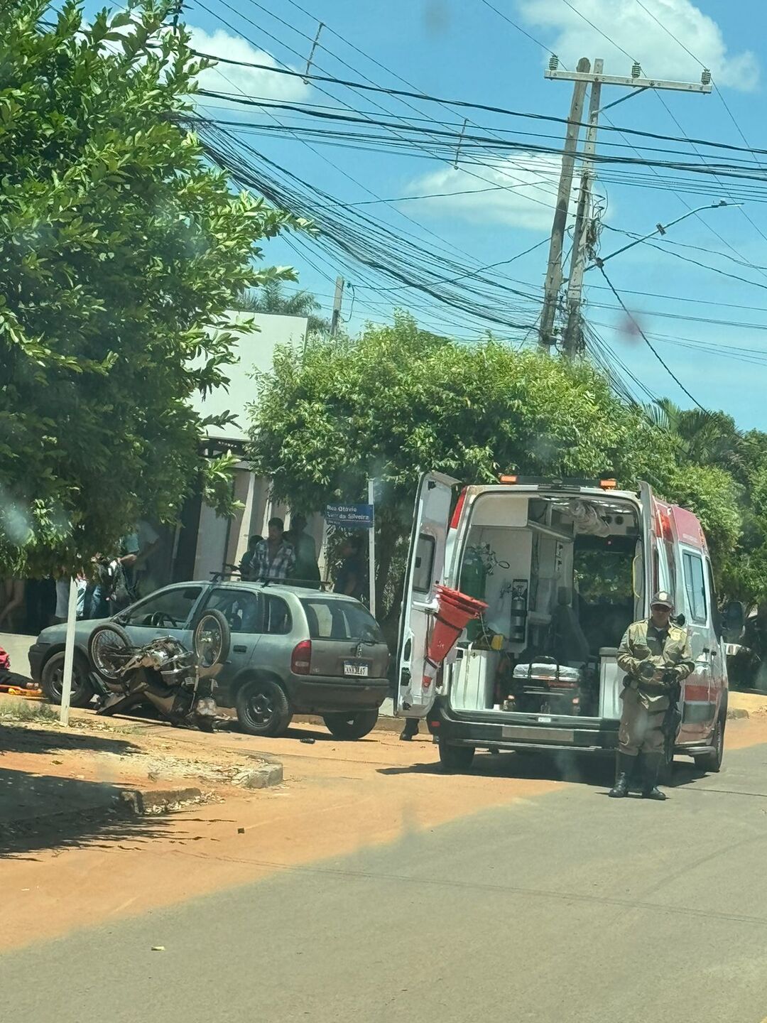 Motorista sem CNH faz conversão proibida e bate motociclista