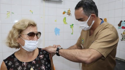 Estima-se que cerca de 61 mil pessoas façam parte desse primeiro público - Foto:Divulgação/Sesau Estima-se que cerca de 61 mil pessoas façam parte desse primeiro público - Foto:Divulgação/Sesau