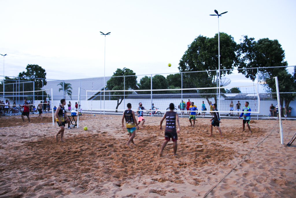 Competições em 10 modalidades esportivas na Praça Poliesportiva no bairro Santo Antônio