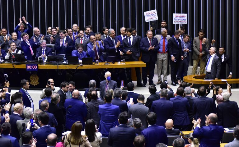 Deputados na sessão do Plenário que aprovou a reforma - Foto: Câmara