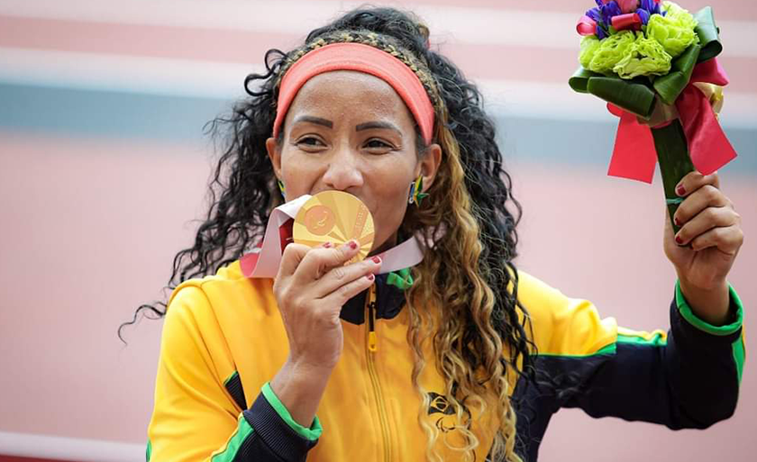 Atleta de Três Lagoas confirmou o favoritismo no salto em distância ao saltar 5m, conquistando a medalha de ouro - Wander Roberto/CPB