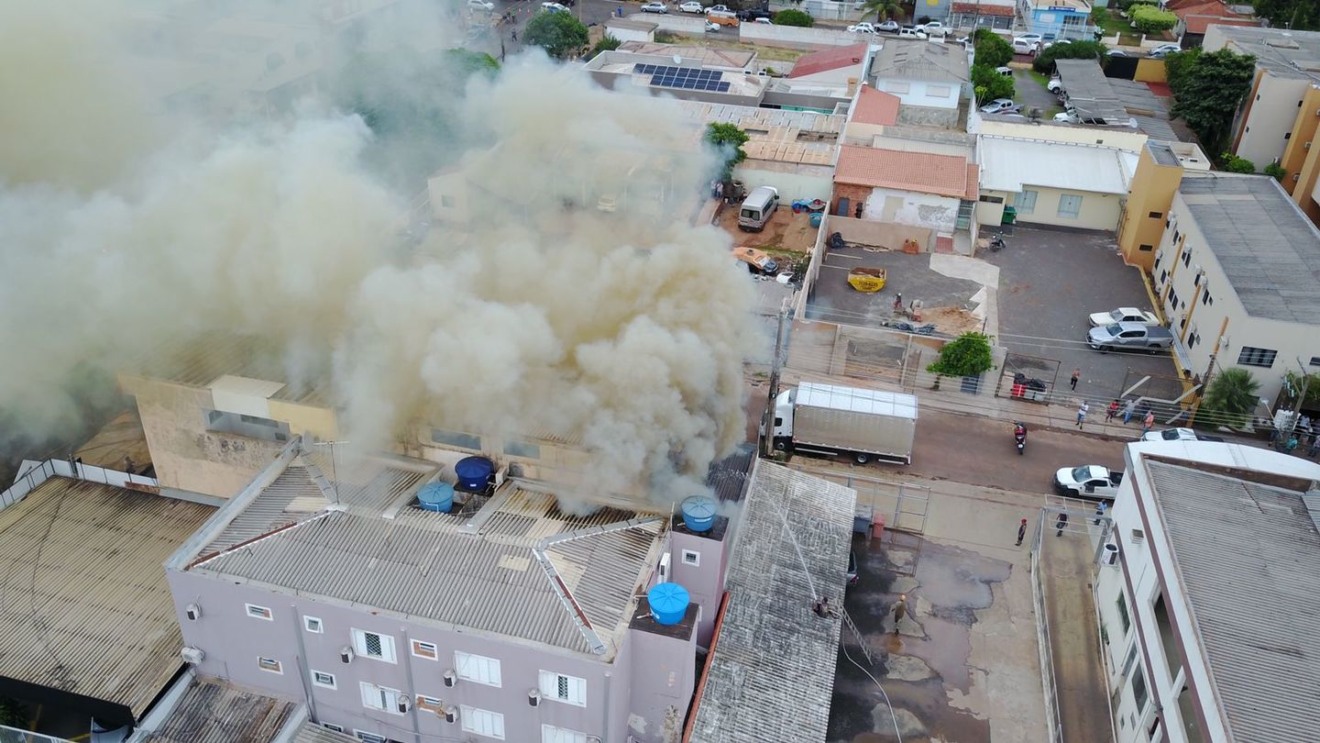 Chamas densas foram intensificadas por materiais inflamáveis usados na fabricação de tapetes. - Foto: Corpo de Bombeiros