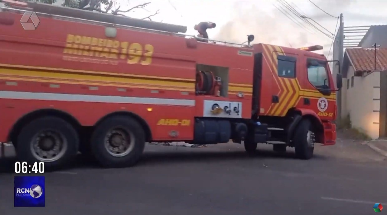 Incêndio destrói carro dentro de garagem no centro de Três Lagoas