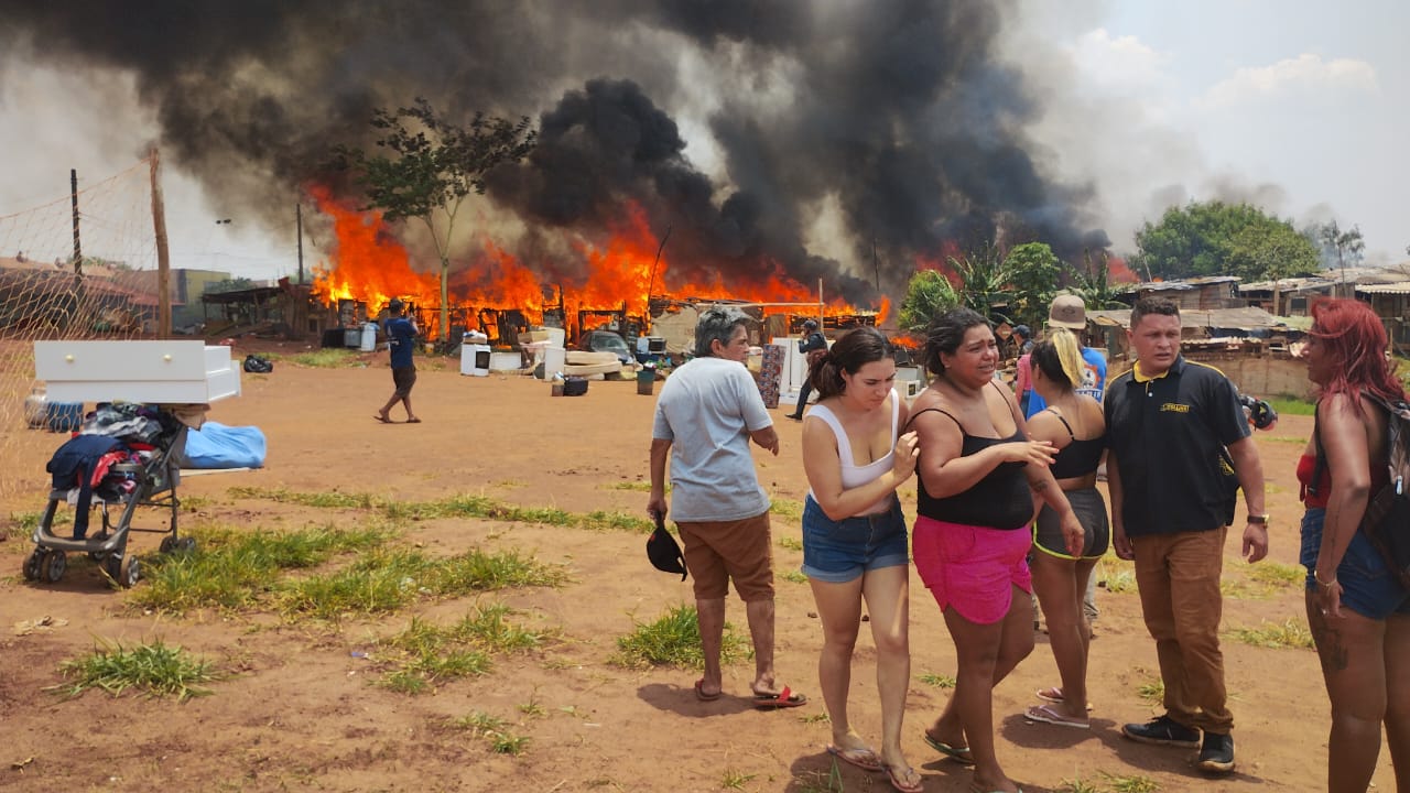 Entre pedidos de doação, estão água mineral e materiais de construção - Foto: Ana Krasnievicz/CBN-CG