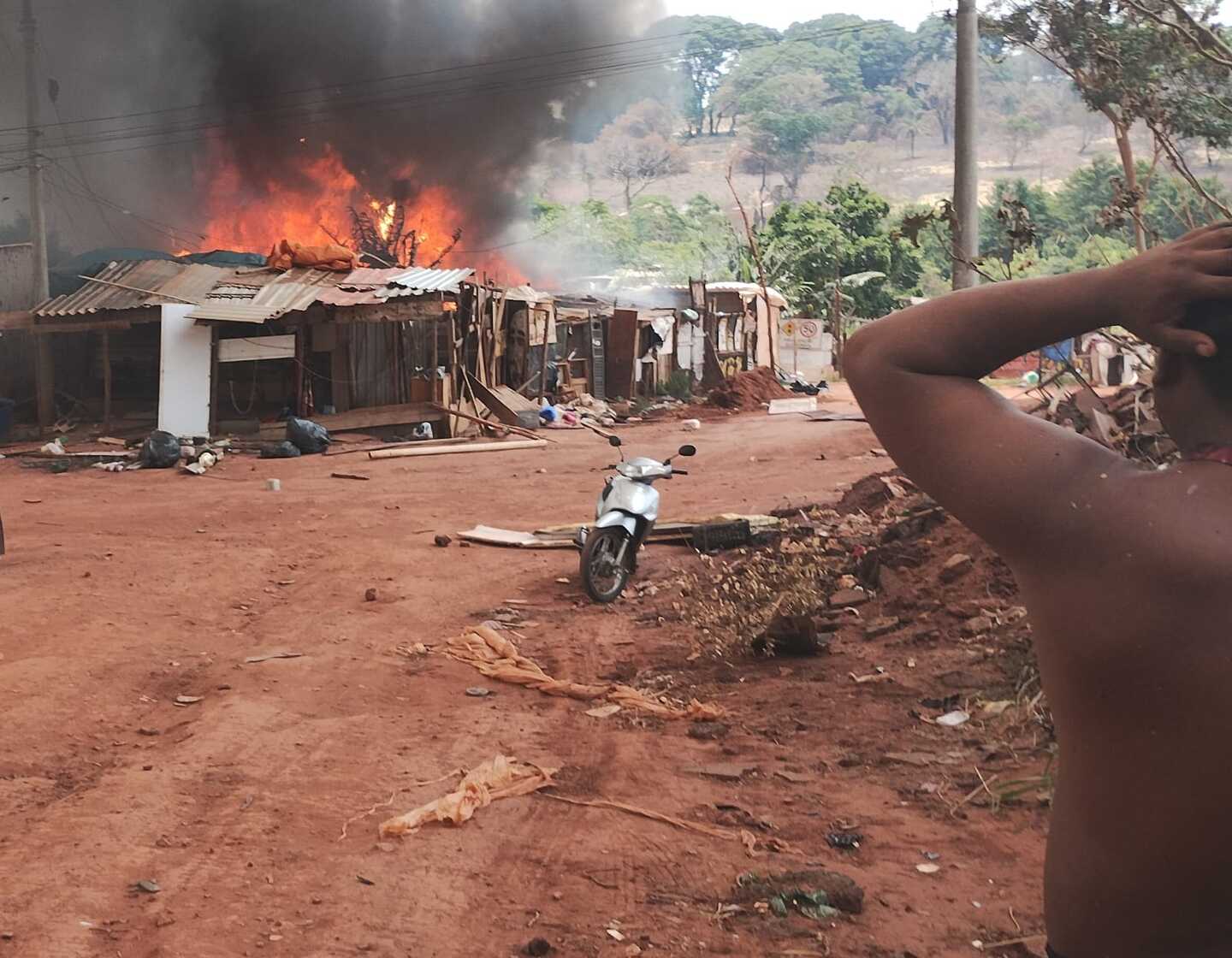 No dia 16 de novembro deste ano, moradores da comunidade foram surpreendidos por incêndio - Foto: Ana Krasnievicz/CBN-CG