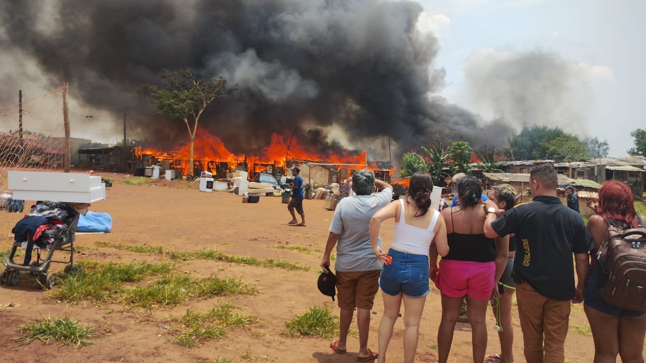 A comunidade Mandela foi cenário de de incêndio na quinta-feira (16); algumas famílias ainda permanecem no local - Foto: Arquivo/ CBN-CG