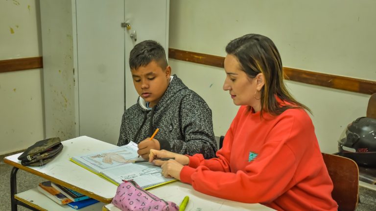 Assistentes Educacionais Inclusivos auxiliam no aprendizados de alunos especiais da rede municipal de ensino - Foto: Divulgação/Semed