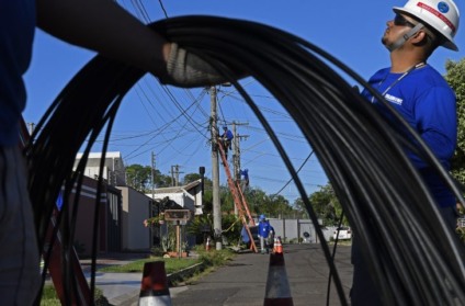 Estão sendo instalados por dia cerca de 8 quilômetros, percorrendo ruas e avenidas da Capital até finalizar na interligação com os prédios públicos estaduais. - Fotos: Bruno Rezende