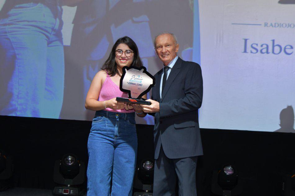 Isabelly Melo levou o troféu de melhor matéria do radiojornalismo da Capital. - Foto: Marcus Moura