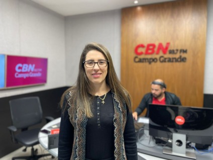 Samária Zagretti, sócia da Lima e Pegolo Advogados, nos estúdios da CBN CG - Foto: Isabelly Melo/ CBN
