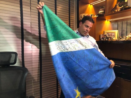 Contar mostra a bandeira do estado com assinaturas de apoiadores - Foto: Isabelly Melo/CBN CG