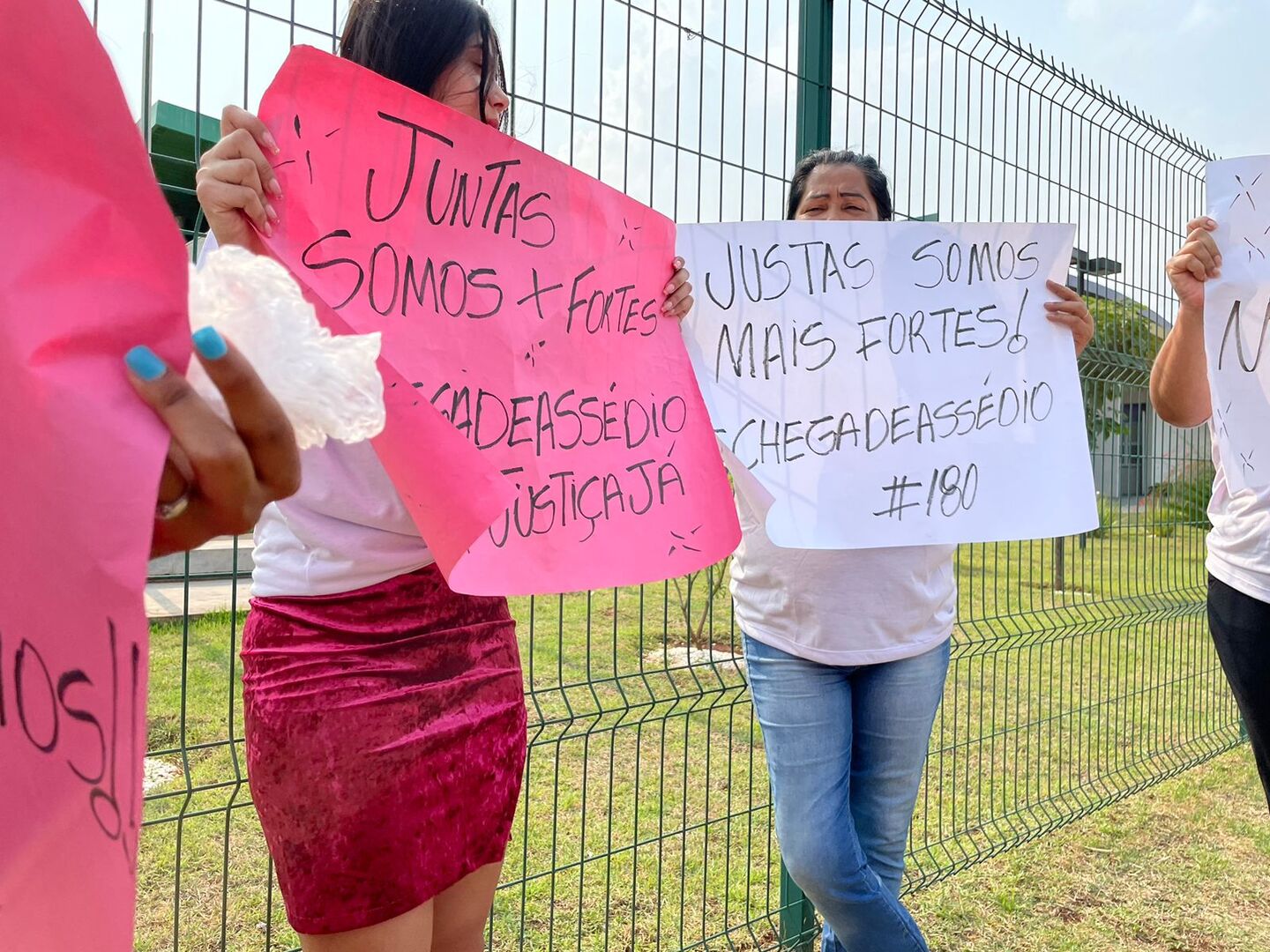 Grupo de mulheres espera ex-prefeito em frente à Casa da Mulher Brasileira - Foto: Isabelly Melo/CBN CG